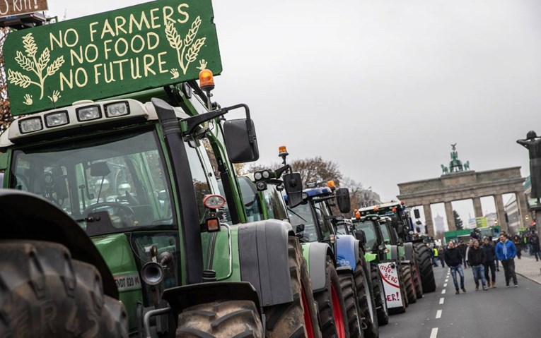 Poljoprivrednici traktorima blokirali Berlin, bune se zbog novih eko zakona